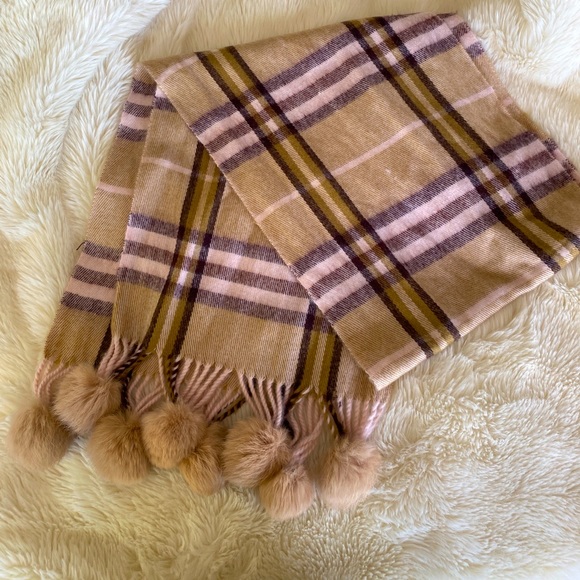 Women’s scarf with pompoms - Picture 2 of 3